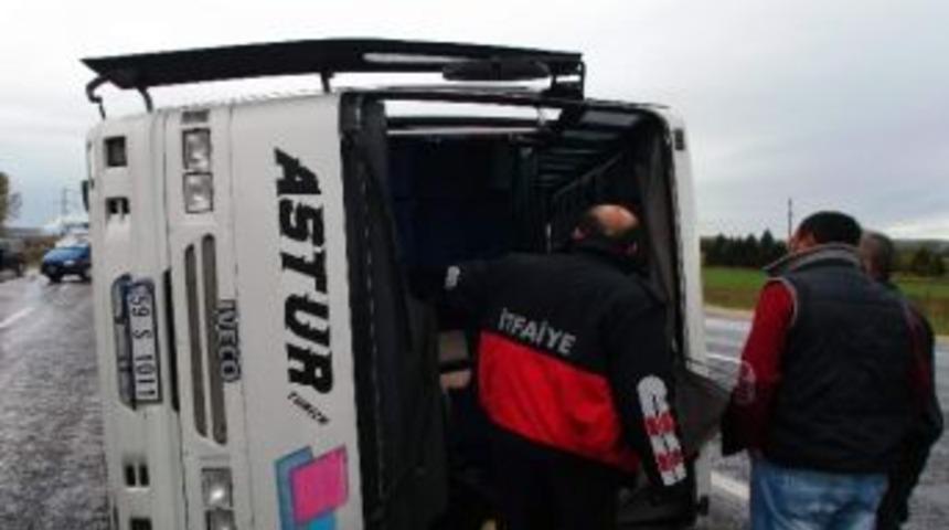 İş&ccedil;i Servisi Kaza Yaptı: 14 Yaralı