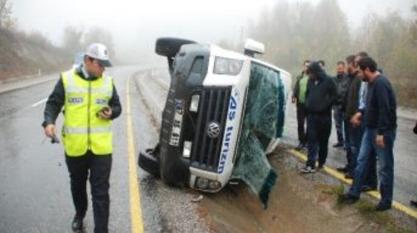 Yolcu Minib&uuml;s&uuml; Devrildi: 7 Yaralı