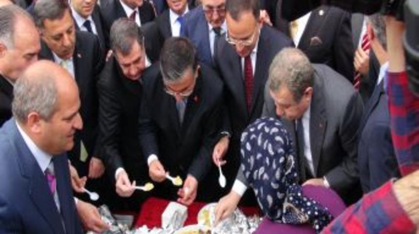 Bakanlar Kaz Ziyafeti &Ccedil;ekti