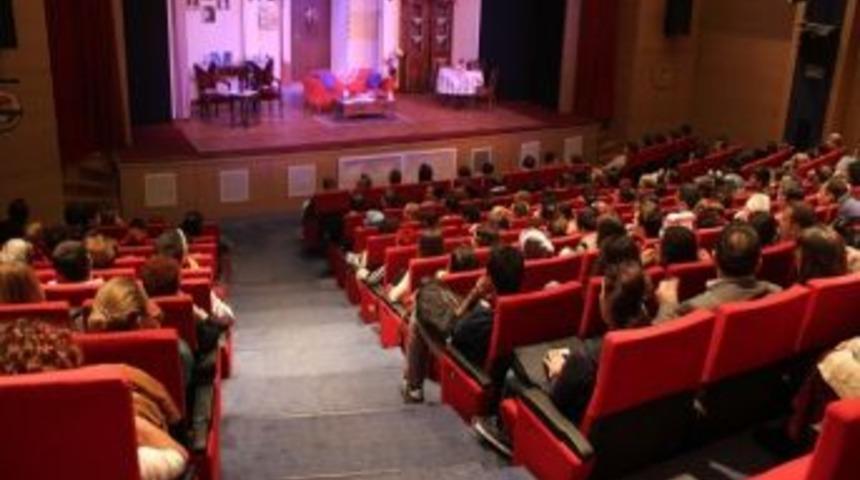 Akm&rsquo;de Kahkaha Dolu Bir Gece Yaşandı