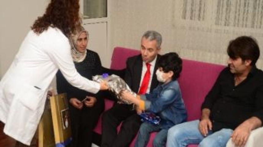 Başkan Uzun, L&ouml;semili &Ccedil;ocukları Evlerinde Ziyaret Etti