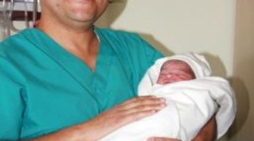 &Ccedil;&ouml;pte Bulunan Bebek Evlat Edinildi
