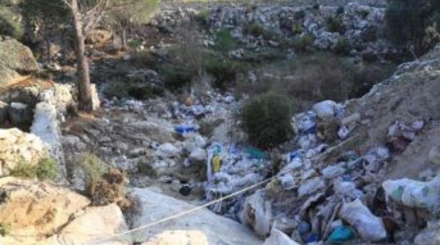 Milas&rsquo;ta K&ouml;y Derelerinden &Ccedil;&ouml;p Akıyor