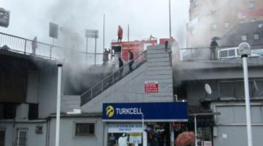 K&ouml;pr&uuml; Altındaki Depoda &Ccedil;ıkan Yangın Korkuttu