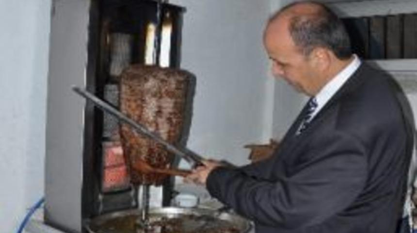 &Uuml;nl&uuml;, &Ouml;ğrencilere D&ouml;ner İkram Etti