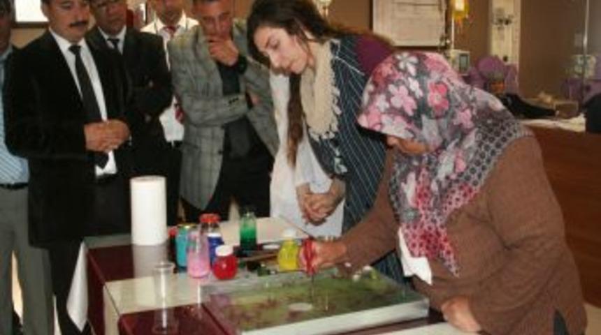 Kanser Hastaları Ebru Yaparak Moral Buluyor