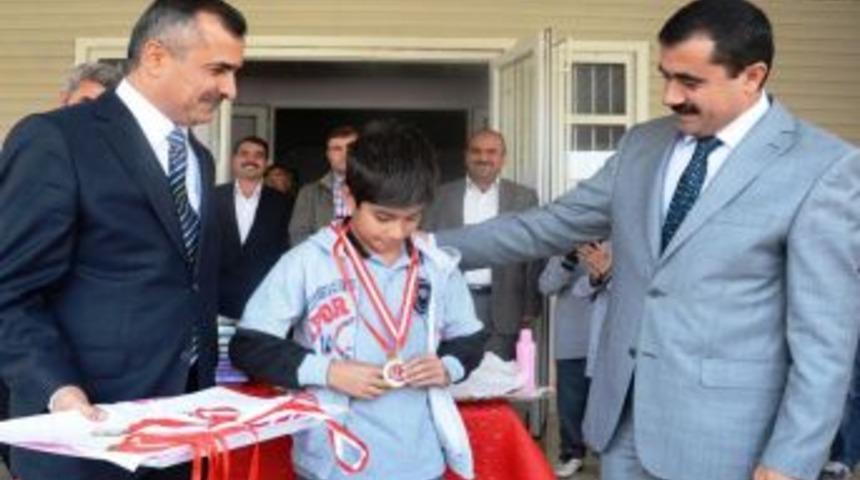 Kitap Okuyan &Ouml;ğrenciler Altınla &Ouml;d&uuml;llendirildi