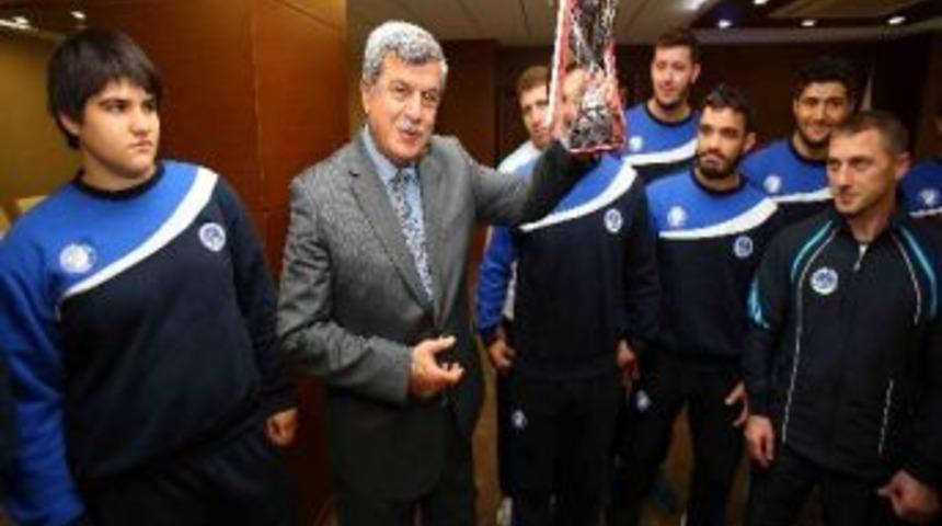 Judocular Kupayı Başkan Karaosmanoğlu'na Hediye Etti