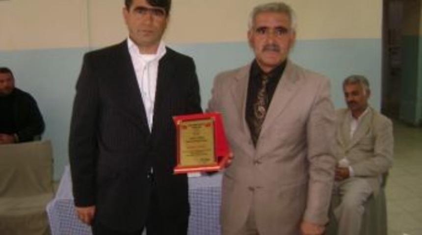 Okul Aile Birliği Başkanına Plaket