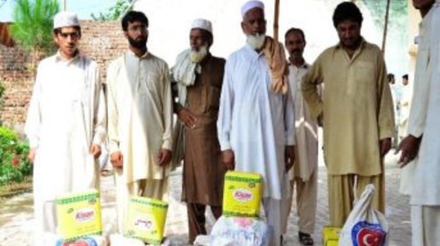 Pakistan'ın 3 Ayrı B&ouml;lgesine Gıda Yardımı