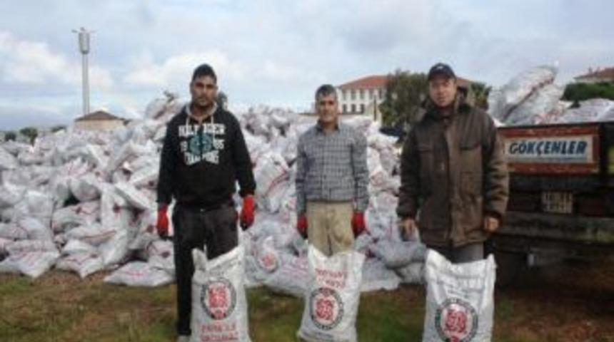 Ayvalık&rsquo;ta İhtiya&ccedil; Sahiplerine K&ouml;m&uuml;r Yardımları