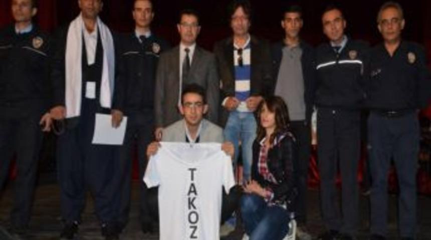 Polisler Hem Yazdı Hem Oynadı