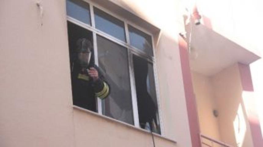 Yangın &Ccedil;ıkınca Pencereden İnmek İsteyen Kadın D&uuml;şerek Yaralandı