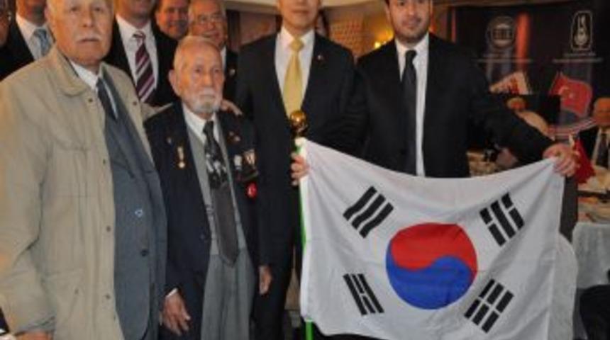 B&uuml;y&uuml;kel&ccedil;i Lee: Cesur T&uuml;rk Askerlerinin Kan Ve Teriyle Kore Var Oldu