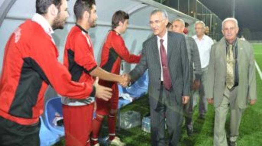 Kayhan Kaynak Kardeşler Stadı&rsquo;nda Ilk Gece Ma&ccedil;ı Oynandı