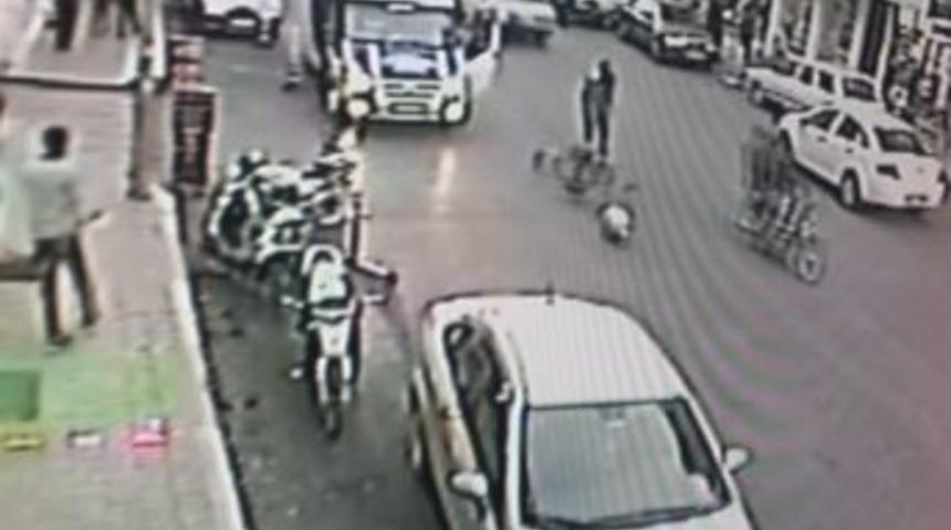 Afyonkarahisar'da G&uuml;venlik Kamerasına Yansıyan Trafik Kazası