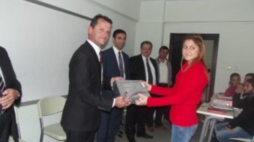 K&uuml;re Myo &Ouml;ğrencilerine Tablet Bilgisayar Hediye Edildi