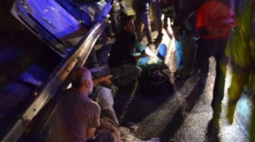Polisleri taşıyan otob&uuml;s takla attı: 19 yaralı