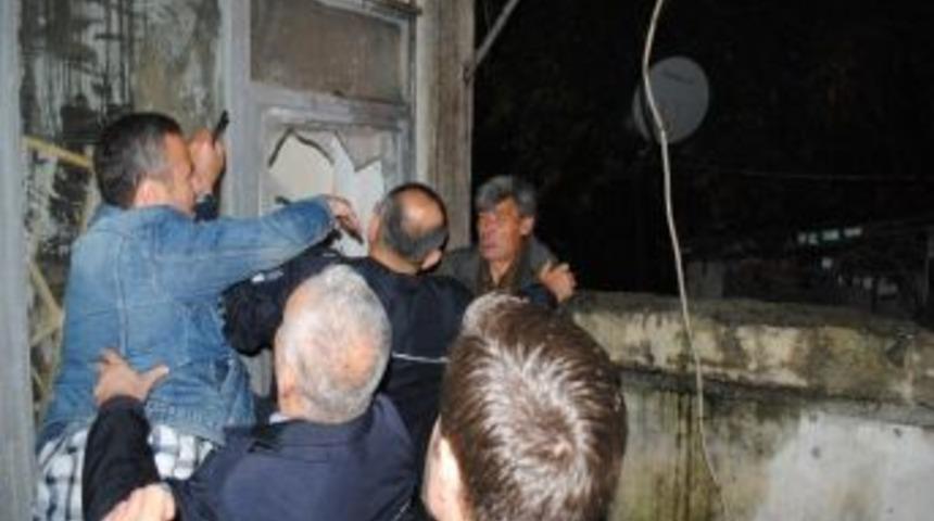 Evini yaktı, komşularından dayak yedi