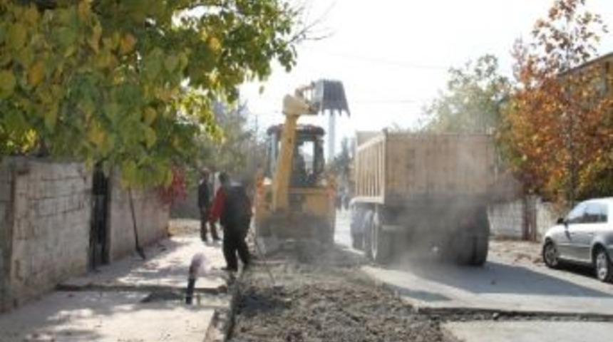 Yol Tamirat &Ccedil;alışmaları Devam Ediyor