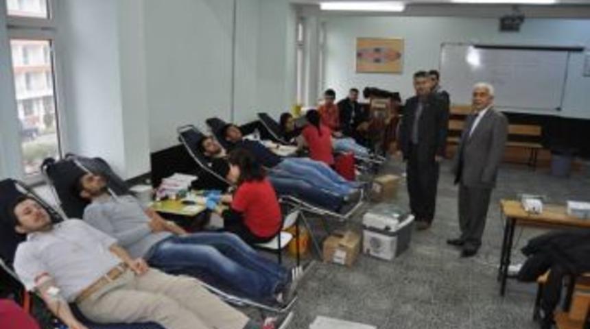 Alaplı MYO &ouml;ğrencileri Kan bağışına ilgi g&ouml;sterdi