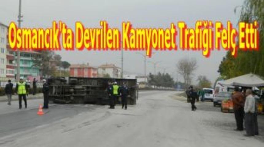 Osmancık'ta devrilen kamyonet trafiği fel&ccedil; etti
