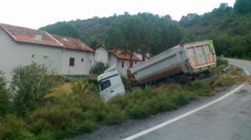Yoldan &Ccedil;ıkan Kamyon, Sahil Evinin Bah&ccedil;esine Daldı