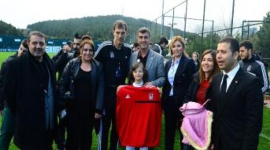 Bjk Teknik Direkt&ouml;r&uuml; Bılıc, Engelli Miniğe Formasını Hediye Etti