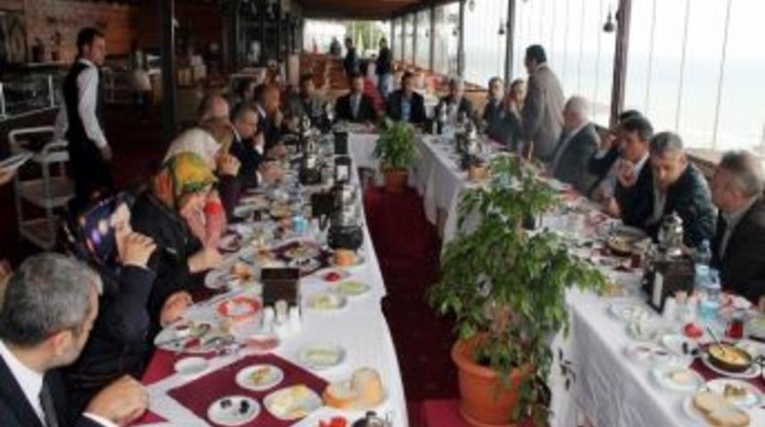 Ak Parti Ortahisar Belediye Başkan Adayı Adayı Faruk Kanca, Ak Parti İl Y&ouml;netimiyle Kahvaltıda Buluştu