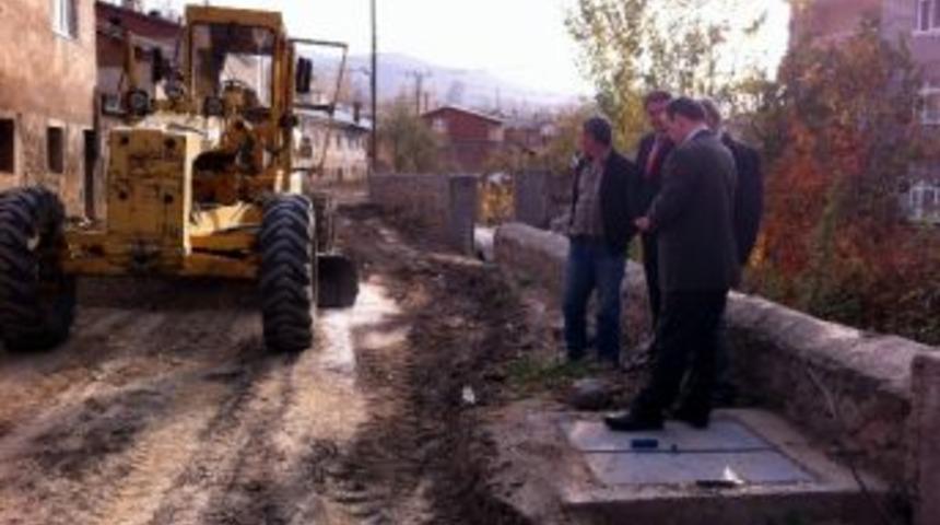 Suşehri&rsquo;nde K&ouml;y İ&ccedil;i Parke &Ccedil;alışmaları Başladı