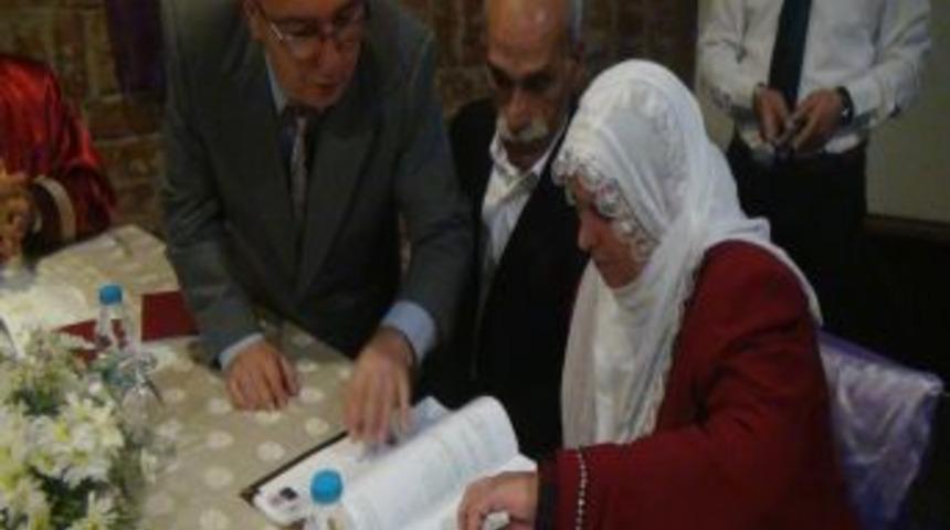 6 &Ccedil;ocuk Ve 4 Torun Sahibi &Ccedil;ift, 32 Yıl Sonra Nikah Masasına Oturdu