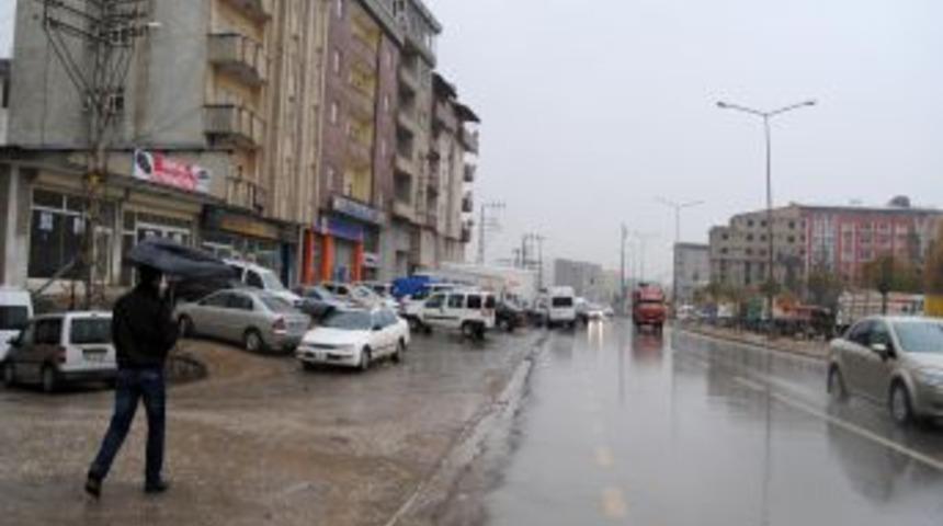 Y&uuml;ksekova'da Gece Başlayan Yağış Taşkınlara Sebep Oldu