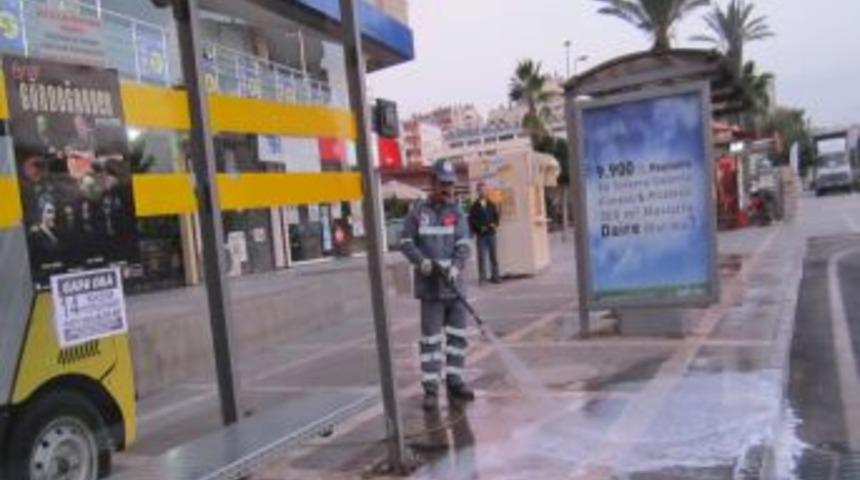 Otob&uuml;s Durakları Deterjanlı Suyla Temizleniyor