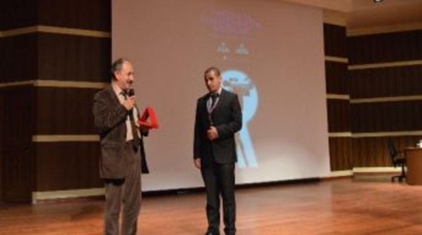 B&uuml;lb&uuml;l En İyi Gen&ccedil;lik Muhabiri &Ouml;d&uuml;l&uuml;n&uuml;n Sahibi Oldu