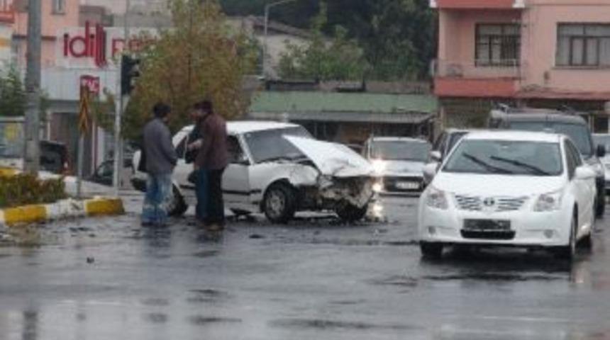 Otomobil İle Minib&uuml;s &Ccedil;arpıştı: 5 Yaralı