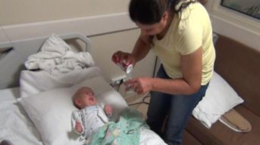 İki Aylık Bebek Tuz Yiyerek Hayata Tutunuyor