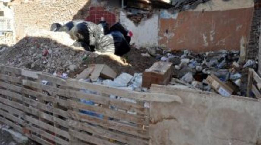 Boş Arsayı &Ccedil;&ouml;pl&uuml;ğe &Ccedil;evirdiler