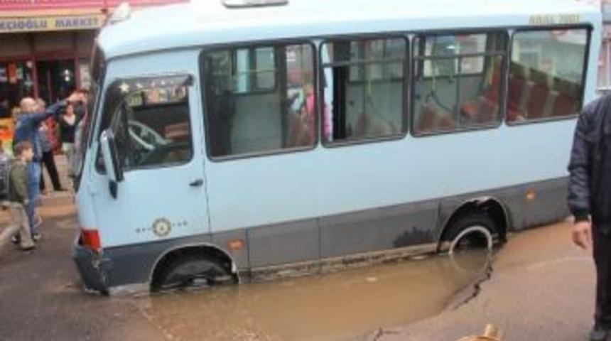 Yol &ccedil;&ouml;kt&uuml;, dolmuş suya g&ouml;m&uuml;ld&uuml;