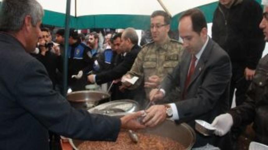 Hakkari Polisi Vatandaşlara Aşure Dağıttı