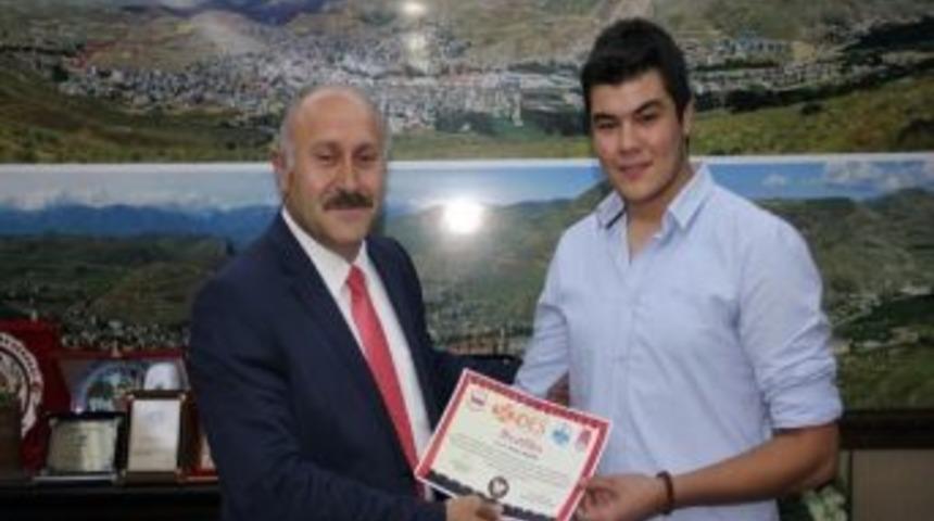 Tiyatro Oyunculuğu Kursunu Başarıyla Tamamlayan Kursiyerlere Sertifikaları Verildi