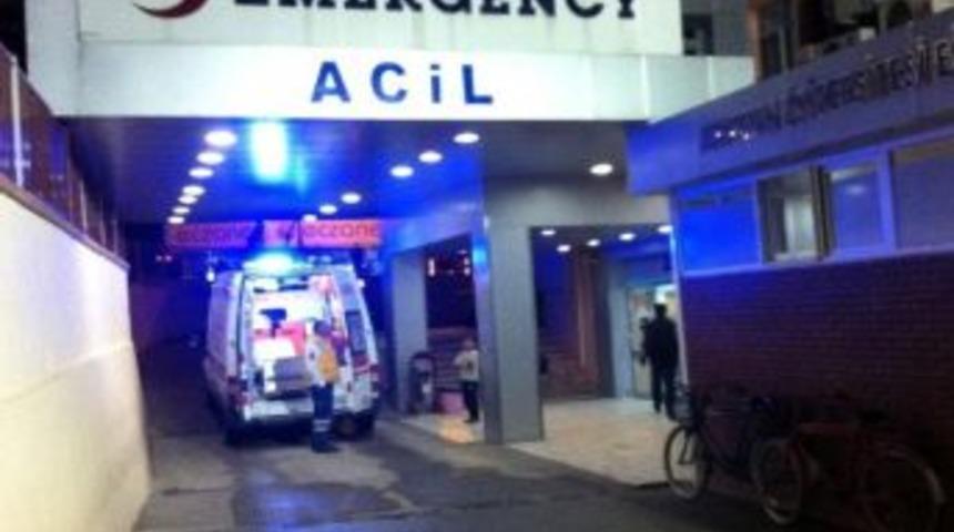 Kamyonet İle Otomobil &Ccedil;arpıştı: 4 Yaralı