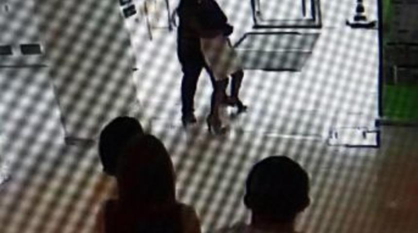 Bı&ccedil;akla Gasp Ettiği Kadın Bankacıdan &Ouml;z&uuml;r Diledi