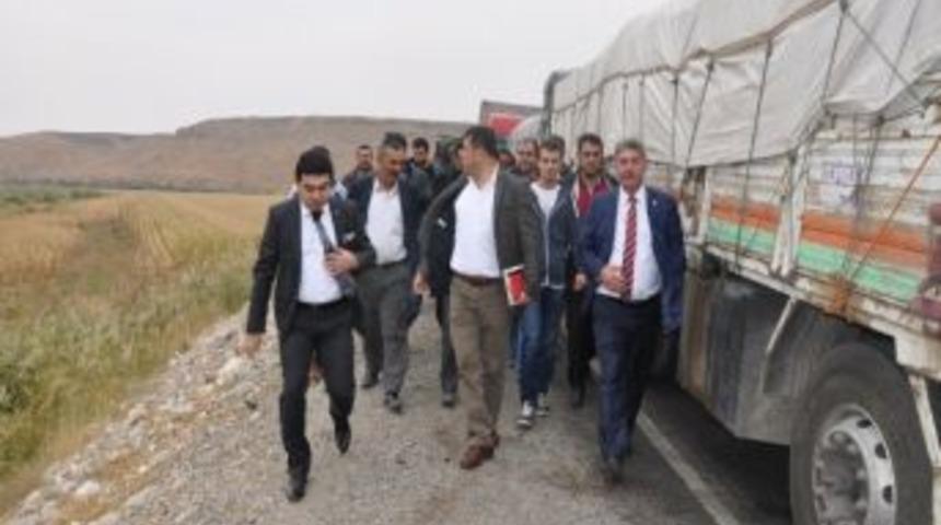 Chp Heyeti Tır Kuyruğunda Bekleyen Şof&ouml;rlerle G&ouml;r&uuml;şt&uuml;