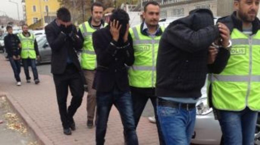 Hırsız Dolaptaki Kurban Etini &Ccedil;aldı