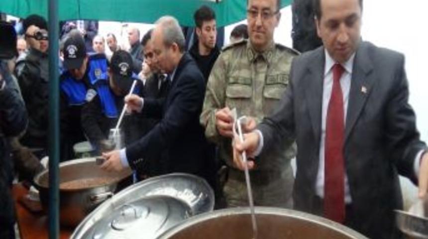 Hakkari Emniyet M&uuml;d&uuml;rl&uuml;ğ&uuml; 1.500 Kişiye Aşure Dağıttı