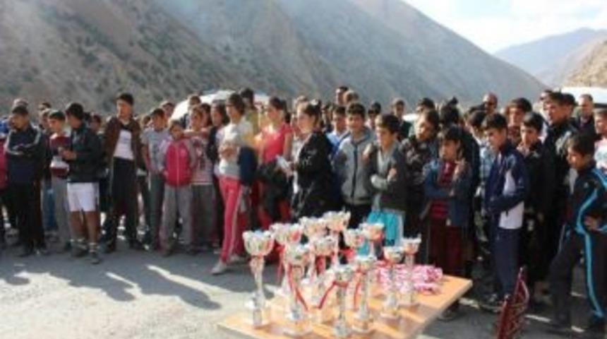 Hakkari&rsquo;de Okul Sporları Startı Kros İle Verildi