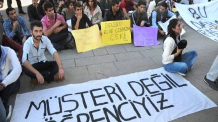 AD&Uuml;'l&uuml; &Ouml;ğrenciler Şehiri&ccedil;i Ulaşım Zammı Eylemi Yaptı