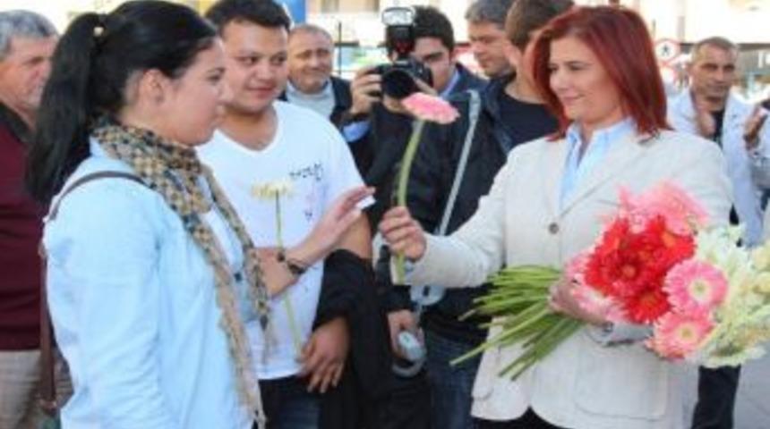 Eylemci Öğrencilere Çiçek Ve Lokumlu Karşılama