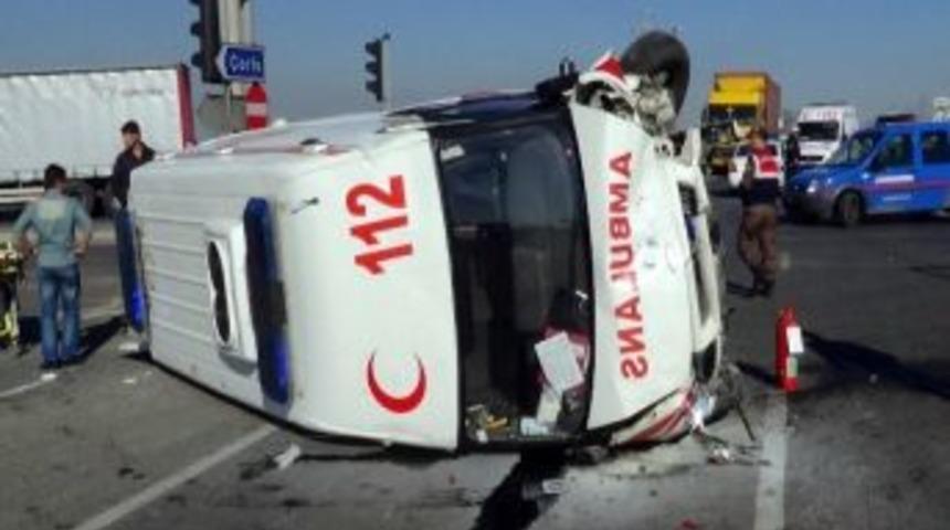 Ambulans İle Otomobil &Ccedil;arpıştı: 1'i Ağır 6 Yaralı
