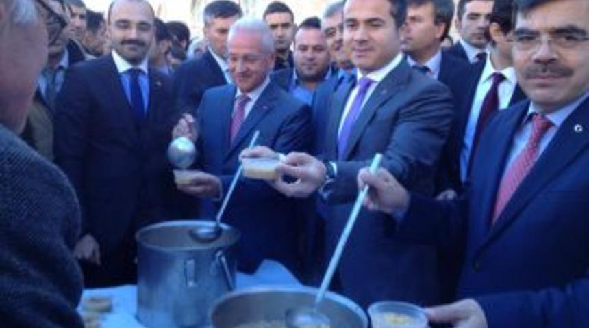 Bakan Kılı&ccedil;, Burdurlulara Aşure Dağıttı